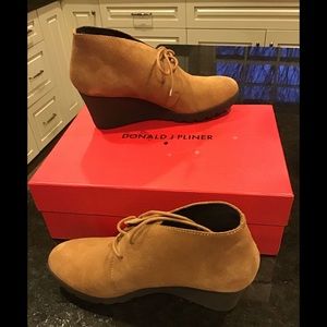 Donald Pliner NIB Black Suede Wedge Lace-Up Shoes